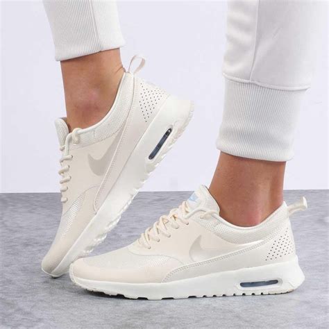 nike schoenen zwart dames|witte sneakers voor dames.